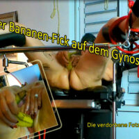 20260504-Das geile Luder fickt sich selbst mit einer Banane auf dem Gynostuhl!
